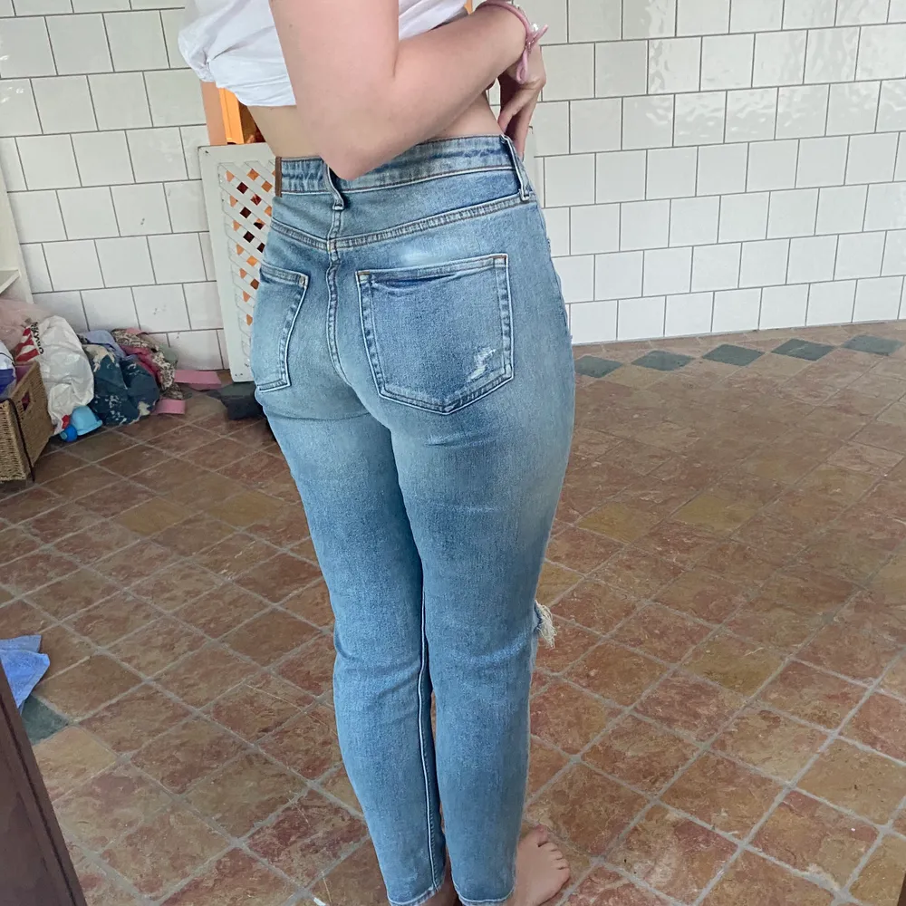 Säljer ett par snygga girlfriend jeans i storlek 28 CN:165 75A! (Ja är 165 cm) Jag har läst på och detta motsvarar S! Jag har nästan aldrig använt byxorna då de inte passar min stil... De är i asbra skick! Pris kan diskuteras å frakt tillkommer💖. Jeans & Byxor.