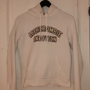 Vit hoodie - Vit hoodie från abercrombie fint skick inga fläckar. 