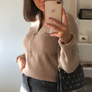 Stickad tröja  - Mörk beige tröja ifrån Nakd i väldigt fint skick! Storlek XXS men skulle säga mer som XS/S. Jag står för frakten!!