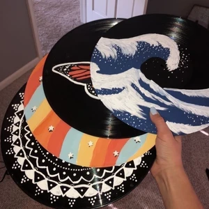 målade vinylskivor  - hej! intressekoll :) tänkte återanvända gamla vinylskivor och sälja för 99 kr st (går att diskutera) gärna specialbeställda målningar :) ska köpa in lite material som saknas och sedan sätta igång, så hör av dig vid intresse ✨ (bilder från Pinterest)