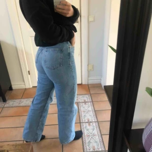  - Säljer dessa super populära jeansen från Monki i modellen Yoko. En super fin blå färg som dock är förstora för mig vid midjan ;(.. Storlek 38 som motsvarar ungefär storlek M!! 250 kr + Frakt!!!