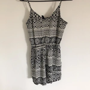 Playsuit från H&M - Aldrig använd, storlek 34.