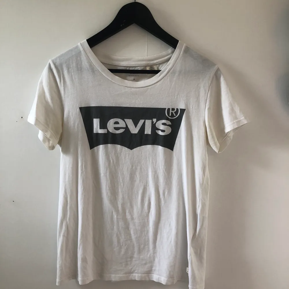 En Levis t-Shirt med silvrigt tryck! Köpare står för frakt!. T-shirts.