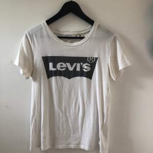 En Levis t-Shirt med silvrigt tryck! Köpare står för frakt!