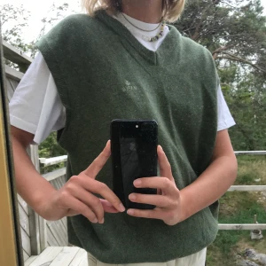 Grön stickad väst - Ännu en väst på språng! Supersnygg grön väst som jag tyvärr tycker sitter lite väl oversized:( Köpt på second hand därav står ingen storlek. Skulle tippa på x/xl, jag själv är m. Frakt tillkommer:) Buda i kommentarsfältet, avslutar 20:00 ikväll:))