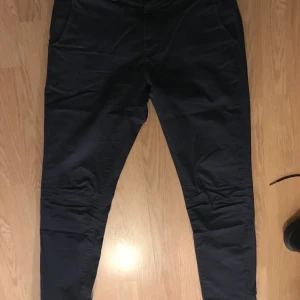 Brothers East West Chinos SlimFit Bowery -  Chinos från Brothers av märket East West. Slimfit i modellen Bowery. Storlek W:29” L:32”   Använder de inte längre eftersom jag växt ur de. Pris:200kr eller högst budande