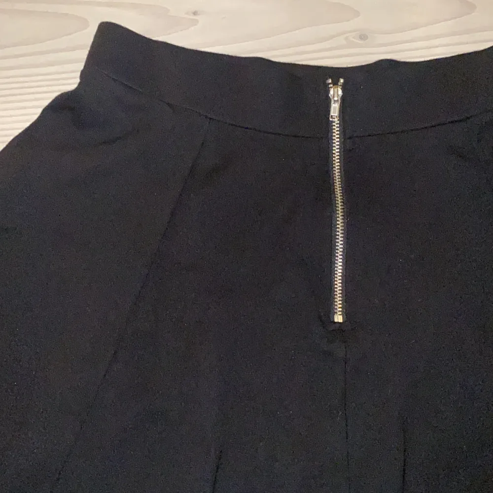 Svart kjol från HM, slappt och lite stretchigt material, den har en slapp passform förutom runt midjan då den sitter tajt, den har en silvrig dragkedja på baksidan så går nästan halvvägs ner, aldrig använt.. Kjolar.