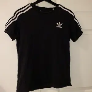 Adidas t shirt i storlek 158 men passar mig med XS/S! Köpt från kidsbrandstore. Kunden står för frakten eller mötas i sthlm!