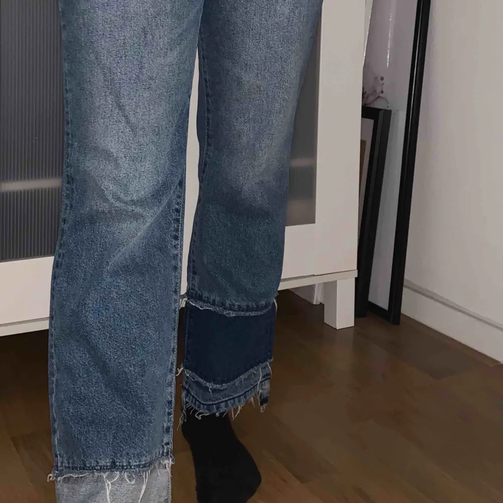 Jeans från H&M, lätt vida ben med slitna detaljer. Hög midja. Använda fåtal gånger, väldigt bra skick! ✨. Jeans & Byxor.