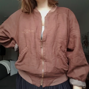  - Brun vår/höstjacka i tyg. Insydda axelvaddar men går säkert lösa av en händig person. Innerficka vänster sida, lite trasig i öppningen men annars hel. Frakt 30kr🌿