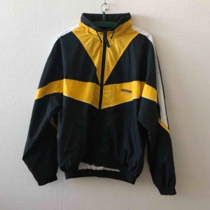  - Min bästa men alldeles förstora jacka, retro & superskön på! | • Grey hound • Storlek M, herrmodell • Polyester & bomull • Köpt 2hand, superfint skick! • + Frakt 63kr spårbart 