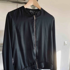  - Tunn svart bomberjacka från Gina Tricot. Strl 36. Helt ny med tagen kvar. 