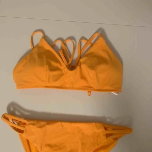  - Säljer min bikini från hm, överdelen är 38 och underdelen är 36 (bikinin känns som en S), säljer de tillsammans för 100kr, kan frakta men du får betala frakten själv (63kr), annars möts jag upp i Stockholm, betalning sker via swish!☺️