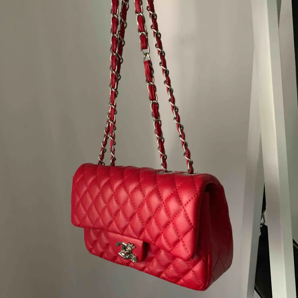 Väska i en fin röd färg. Köptes på Shein för ca 200-300kr men aldrig kommit till användning! . Väskor.