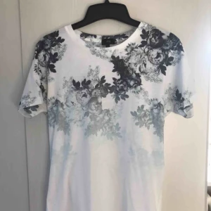  - Blommig T-shirt i bra skick 