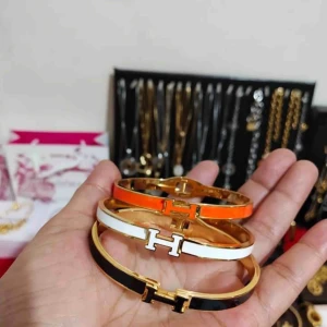  - Svart armband i rostfritt stål..