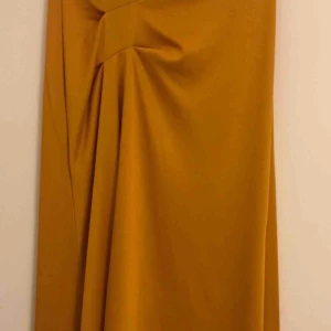  - Kjol från zara. Köpt här men fel i storlek. Tidigare använd endast en gång och aldrig använd av mig. Vintage inspirerad 