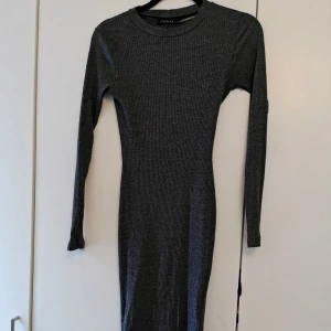  - Mörkgrå bomullsklänning. Långarmad 
