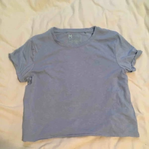  - Basic croppad ljusblå tröja från new yorker, aldrig använd, strl M. Hämtas upp i Umeå men kan också fraktas gentemot att köpare betalar frakt!