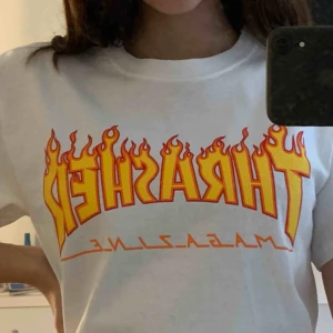  - en thrasher tshirt som jag aldrig använt idk varför ba inte riktigt min stil längre - jättebra skick iaf  
