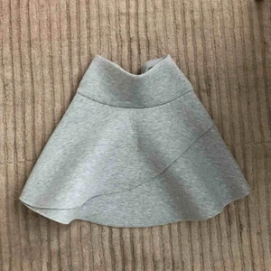  - Söt grå kjol från Gina Tricot som är lite insydd vid midjan. Skön och passar mig som XS jätte bra. 