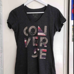 - Conversetröja i bomull! Passar bra till conversskorna jag säljer också:P