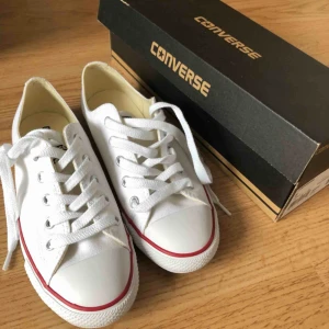  - Ett par converse i dammodell som aldrig har blivit använda. Endast provade en gång och har sedan dess legat i ide i sin låda. orginalprodet var 700kr. Pruta utan skam.