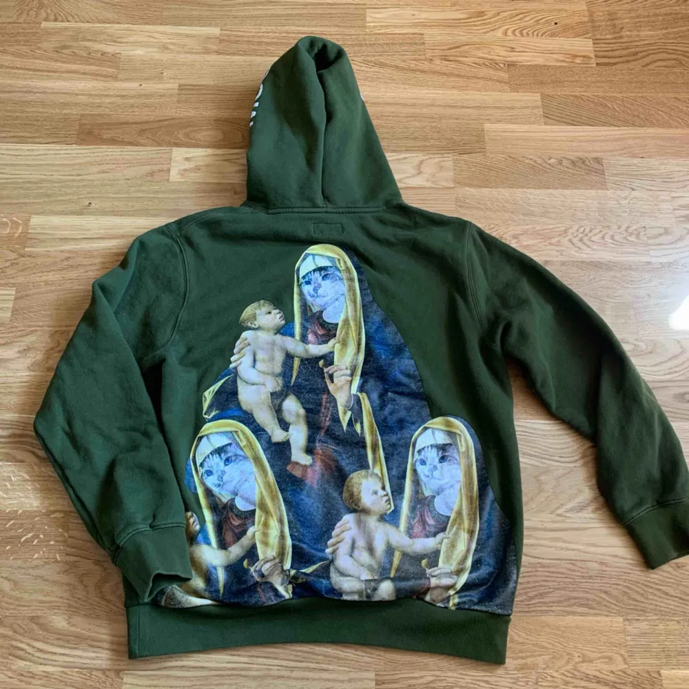 Ripndip olivgrön hoodie,  Köpt för 800 kr ungefär ett år sedan, säljer så billigt pga att packprinten har gått bort lite i tvätten, ⭐️Frakt 74kr🌟. Hoodies.
