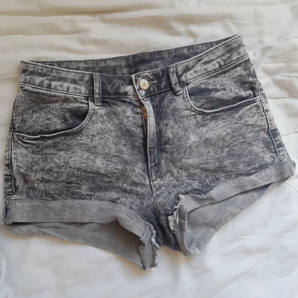 Ett par svarta/grå shorts i strechigt jeans material. Nästan aldrig använda då de är för små. Köparen betalar frakten!🌻. Shorts.