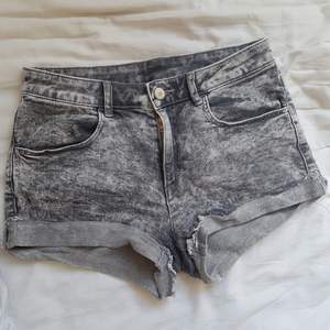 Ett par svarta/grå shorts i strechigt jeans material. Nästan aldrig använda då de är för små. Köparen betalar frakten!🌻