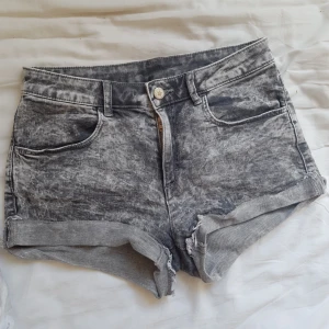  - Ett par svarta/grå shorts i strechigt jeans material. Nästan aldrig använda då de är för små. Köparen betalar frakten!🌻