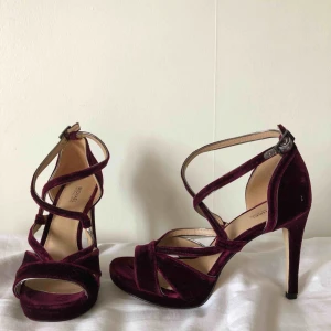  - Superfina klackar från Mikael Kors (aldrig använda utomhus endast testade). Lila sammet. Finns inget kvitto då det var en present 