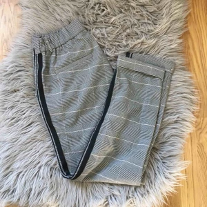  - Supersnygga rutiga byxor från Zara Köparen står för frakten <3