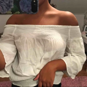  - Vit off shoulder blus i lite tunnare material och lite längre armar, hur snygg som helst och går att både klä ner och upp🧡💖