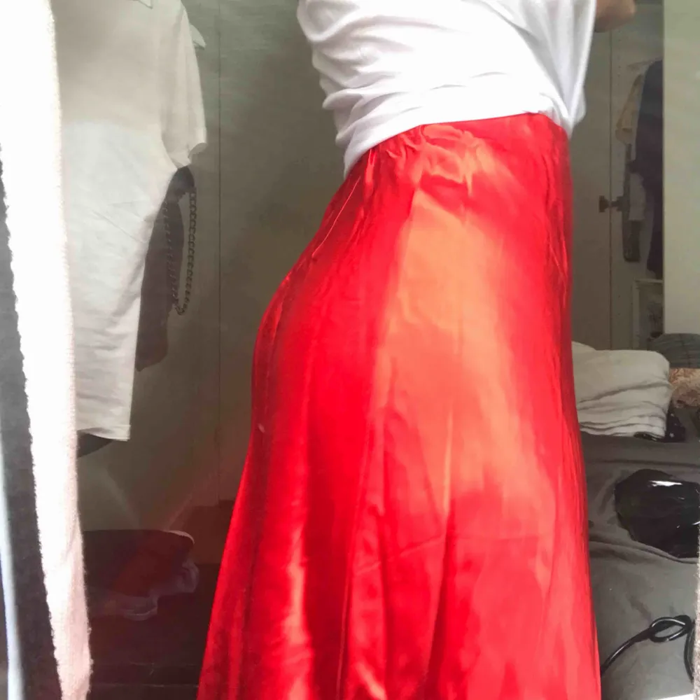 Väldigt skön kjol i siden ifrån H&M, tyvärr för stor för mig!!! Aldrig använt denna så den är i nyskick. Köpare står för frakt!. Kjolar.