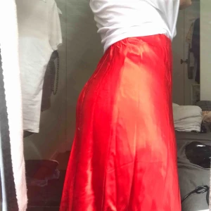  - Väldigt skön kjol i siden ifrån H&M, tyvärr för stor för mig!!! Aldrig använt denna så den är i nyskick. Köpare står för frakt!