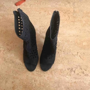  - Svarta klackskor.  Cirka 7 cm. Har endast burit en gång så det är i god skick.  Pris kan förhandlas. 