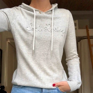  - Snygg grå hoodie, lite tunnare än vanligt!  Jag står för frakt!