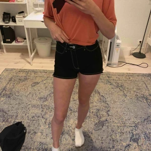  - Skit snygga och moderna shorts. Highwasted med vita sömmar och en liten slits vid sidan. Använt fåtal gånger så i väldigt fint skick. Frakten ingår i priset!💫