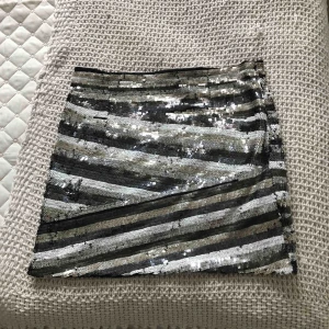  - Kjol med paletter. Storlek M men passsr mig som är S. Frakt 40 sek 