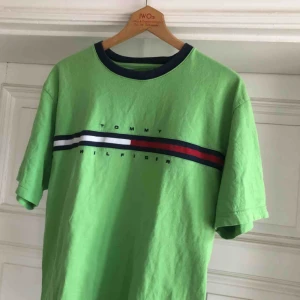  - Äldre hype från Tommy Hilfiger. Väl använd och snyggt urtvättad. Kan hämtas i Uppsala eller skickas mot fraktkostnad 