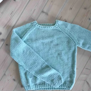  - Somrig stickad tröja i mintgrön färg. Perfekt när man är brun en sommarkväll! Knappt använd. Lite kortare i magen. 