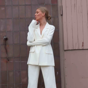  - Kostymset endast använt på denna bild. Annars oanvänt. Band till kavajen i midjan medkommer. Frakt tillkommer 