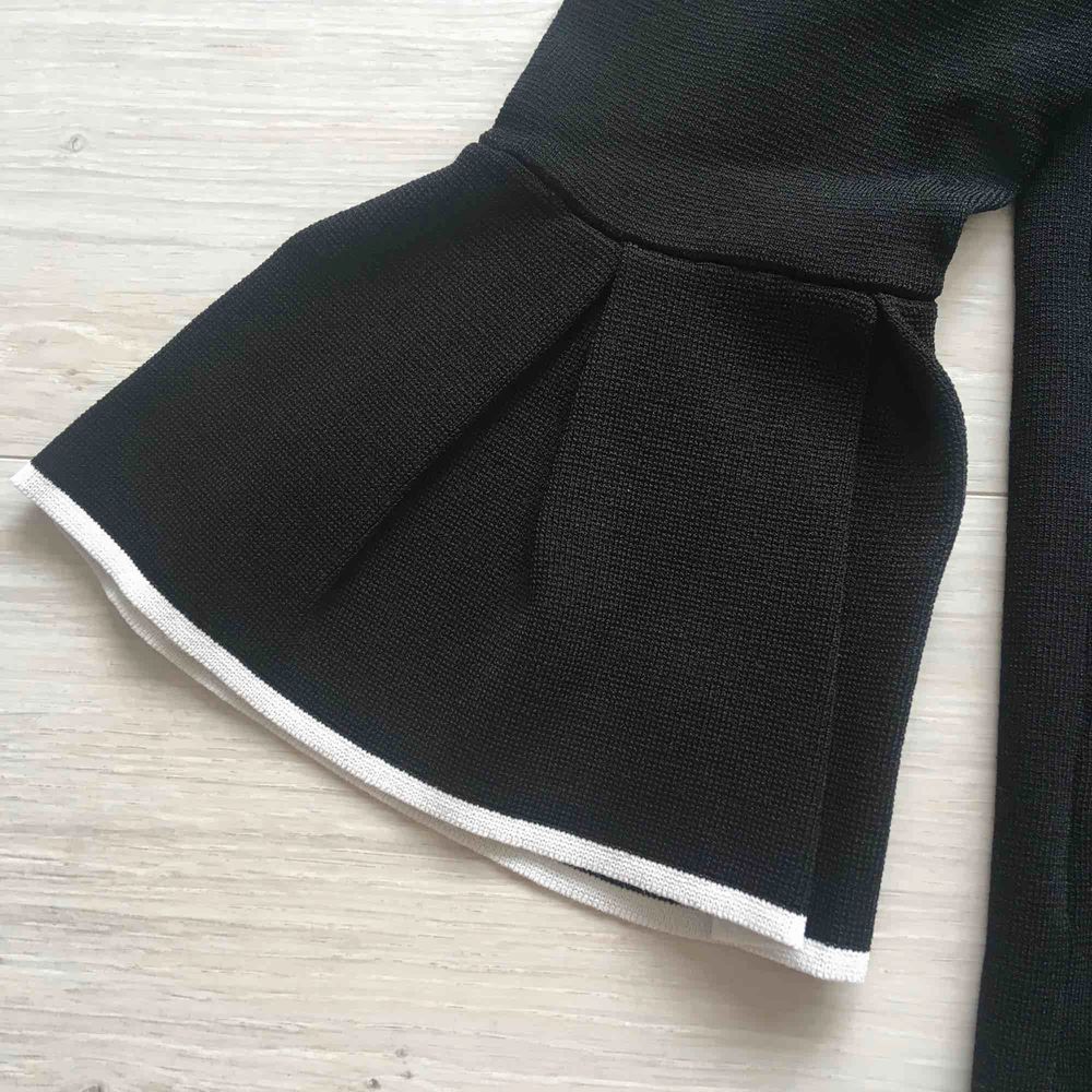 Ny svart tröja med volangärm från H&M. Aldrig använd. Frakt kommer (39kr).. Tröjor & Koftor.