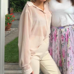  - Ljusrosa genomskinlig skjorta/blus