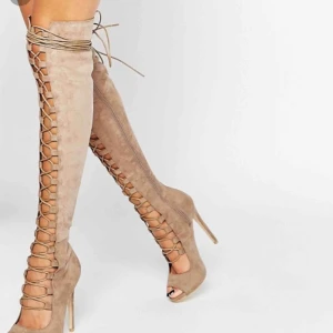  - Beiga lårhöga stövlar med snörning från Nelly, aldrig använda så dom är i fint skick! Kan fraktas mot avgift men möter hellre upp i Stockholm✨🌸