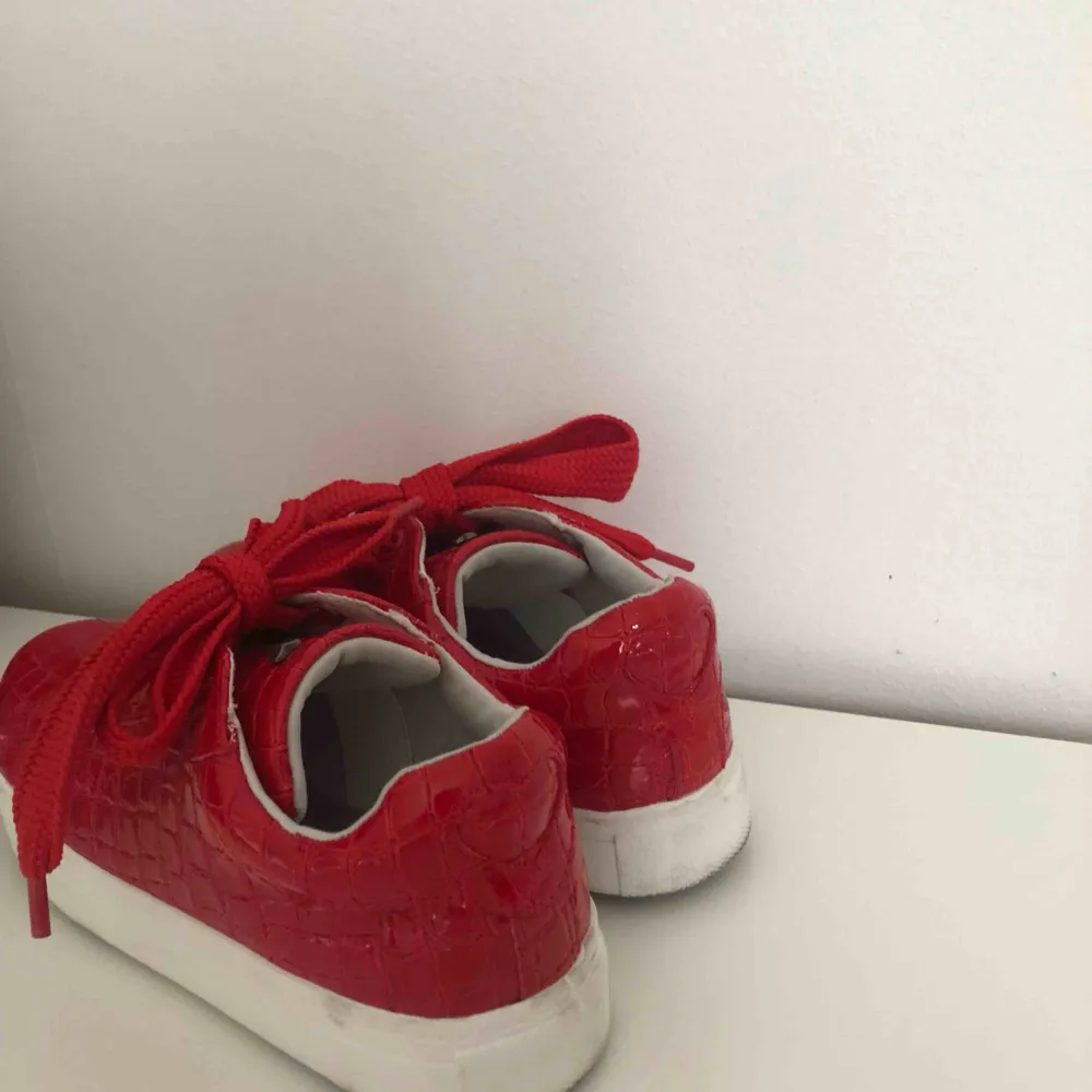 Säljer ett par röda sneakers i storlek 37, knappt använda och ser ut som nya, bra kvalité! Köpta på Åhléns. Frakt tillkommer!. Skor.
