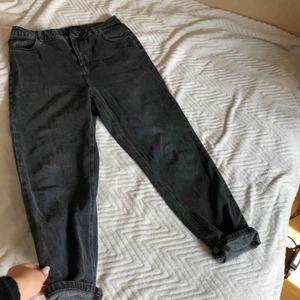  - Superfina boyfriend jeans som är out-washed/mörkgrå. 