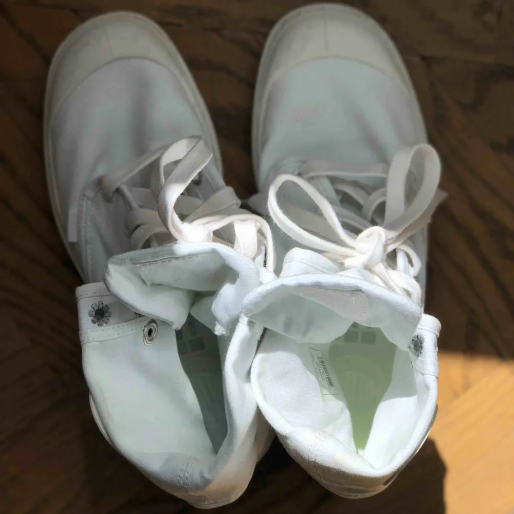 Coola vita sneakers i fint skick från Palladium. . Skor.