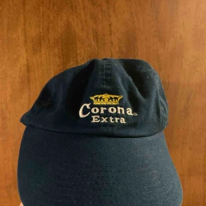  - En mörkblå Corona Extra keps! Justerbar stl bak i kepsen :-) fint skick! 